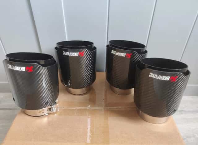 Univerzálna  koncovka výfuku  Logo: Akrapovič dizajn Carbon