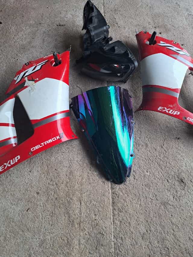 R1 2000, plasty svetlo