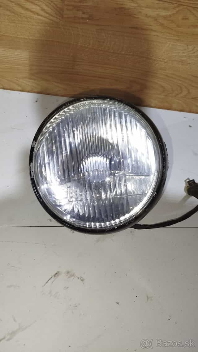 Predné svetlo Ducati monster.