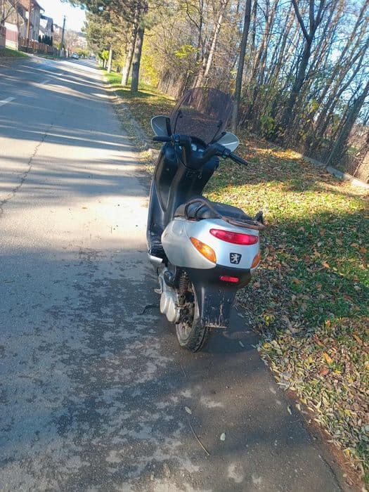 Vând scuter Peugeot