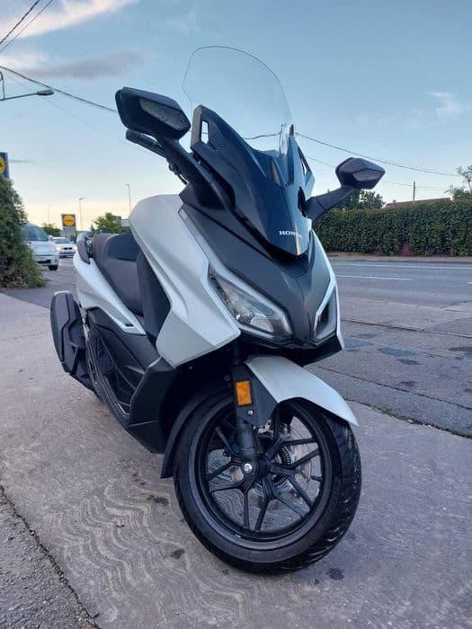 Honda Forza 350 2025 cu 3400 km