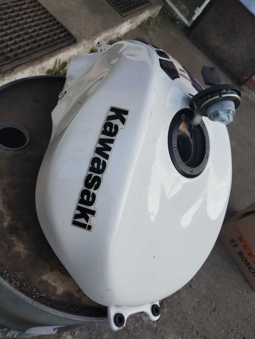 Dezmembrez Kawasaki zx 10 r Ninja 2004 2005
