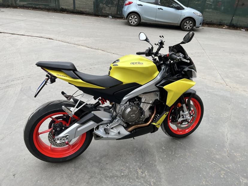 Motocicleta naked Aprilia Tuono 660