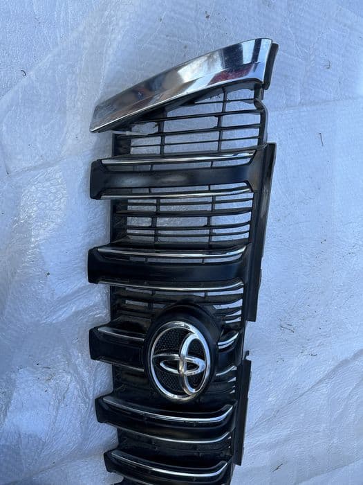 Grilă radiator toyota land cruiser.cod:53111-60a61.