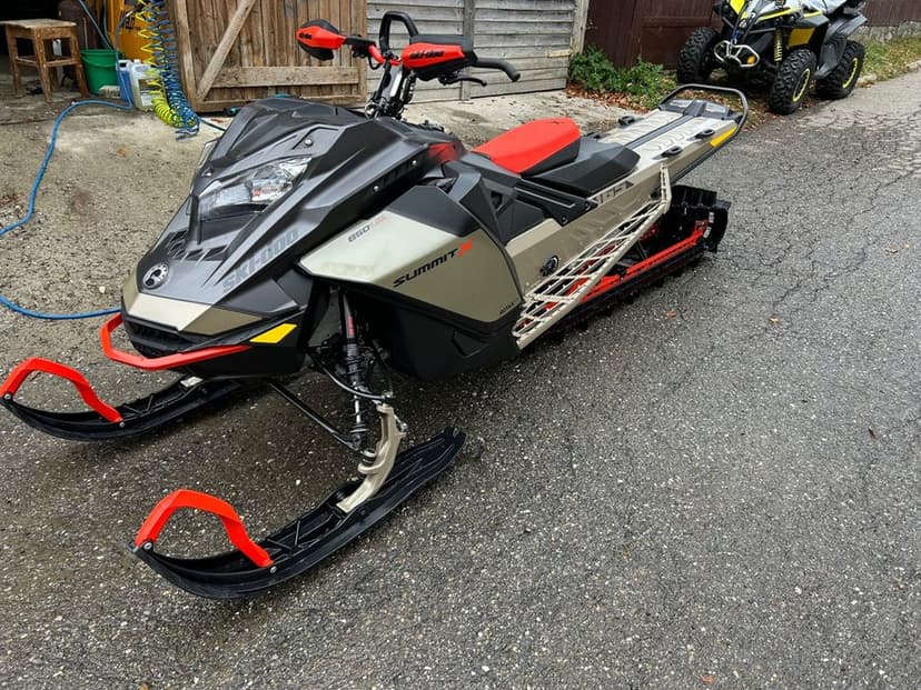 Vand snowmobil Ski-Doo 850 turbo , an 2022 ,230 km, senila:165