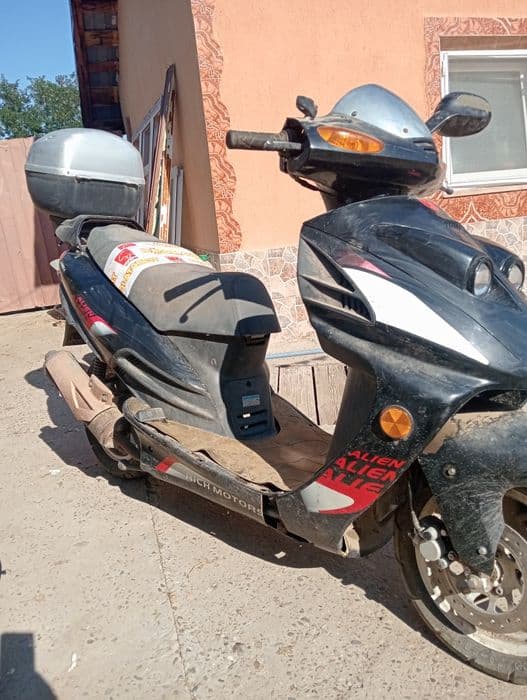 Vând sau schimb 3 scutere
