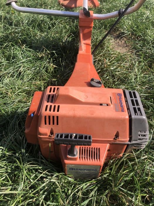 Coasa Husqvarna 250 R cu 2,9 cp