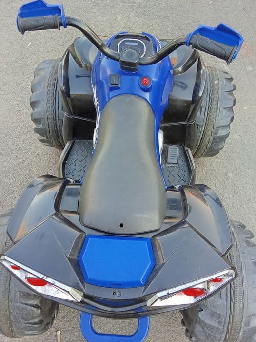 De vanzare ATV electric cu doua acumlatoare de 12 volti 7Ah