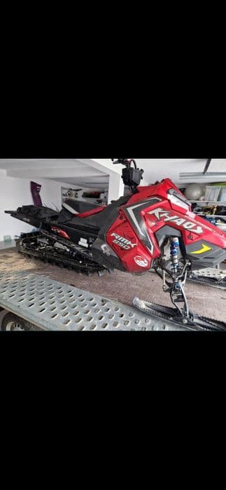 Snowmobil Polaris khaos