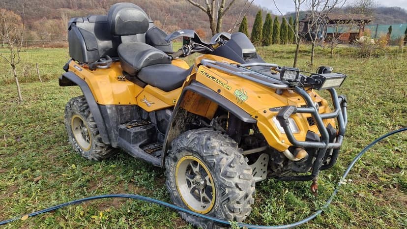 Vând can am puțin avariat