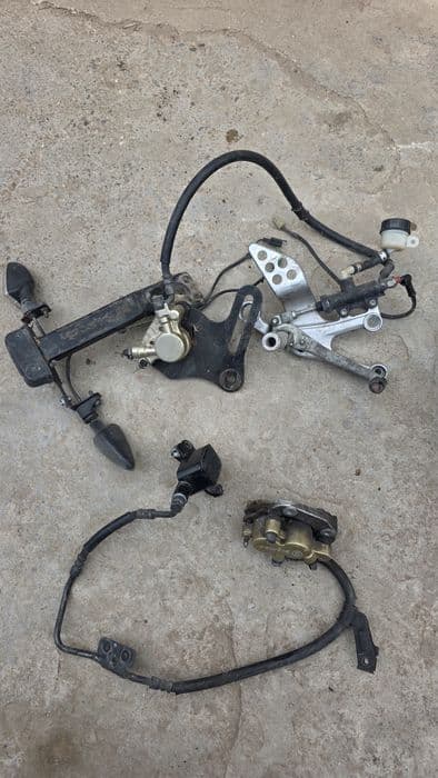 Vând piese yamaha yzf r125 gen1, sau toate piesele la 1000 lei!