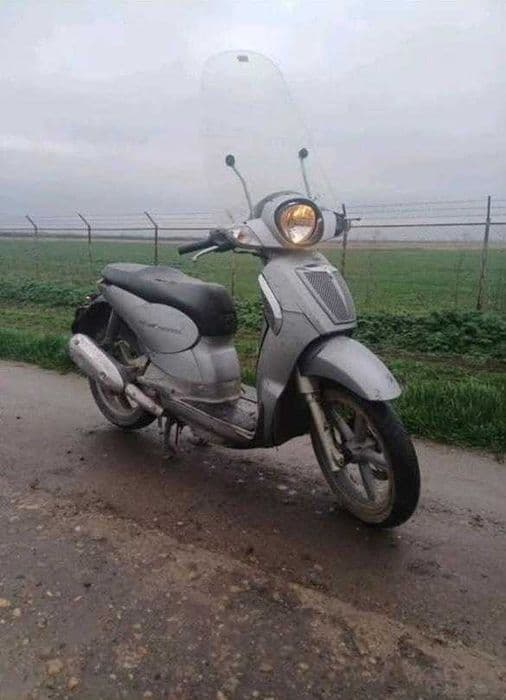 Vând scuter Aprilia scarabeo
