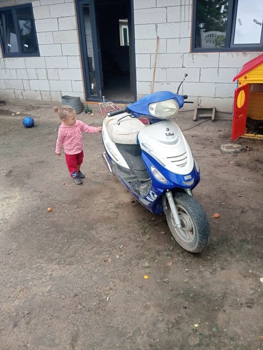 Vând sau schimb 3 scutere