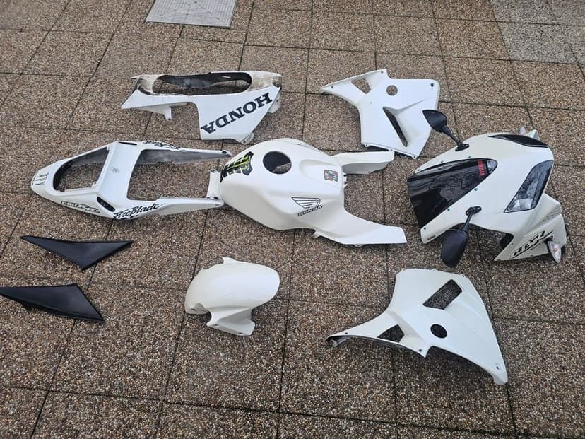 Vând carene Honda cbr600rr