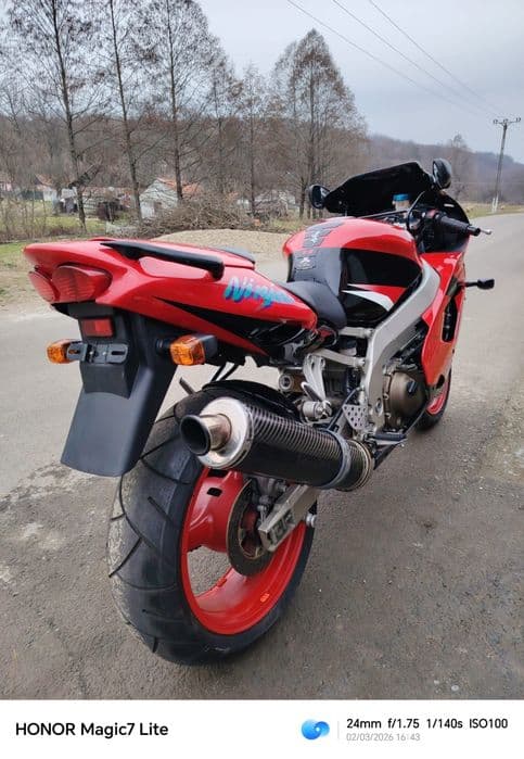 Vând Kawasaki ninja zx9r an 2000 ca nou 3500 e fixxx