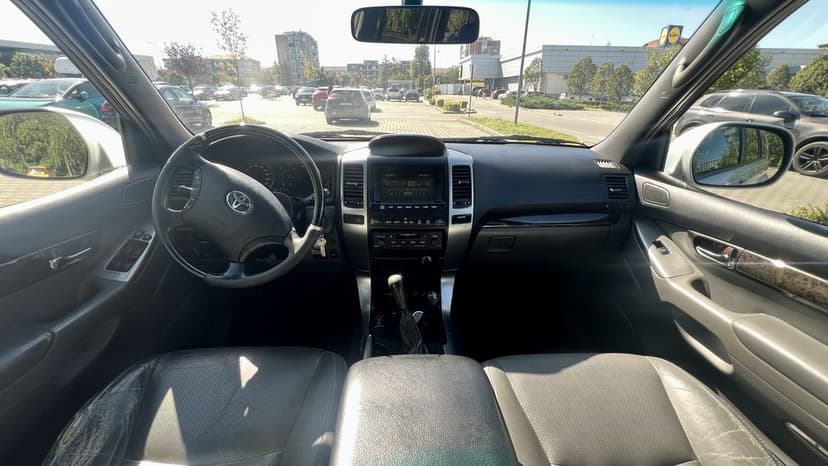 TOYOTA LAND CRUISER 3.0 D-4D 8 locuri echipare full-option