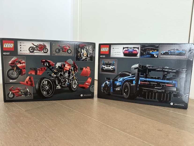 LEGO Technic 42107 Ducati Panigale V4 R si Lego 42123 McLaren