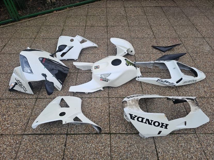Vând carene Honda cbr600rr