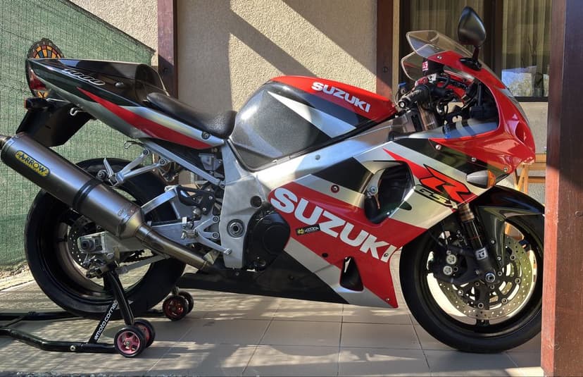 Suzuki GSX-R 1000 conditii showroom