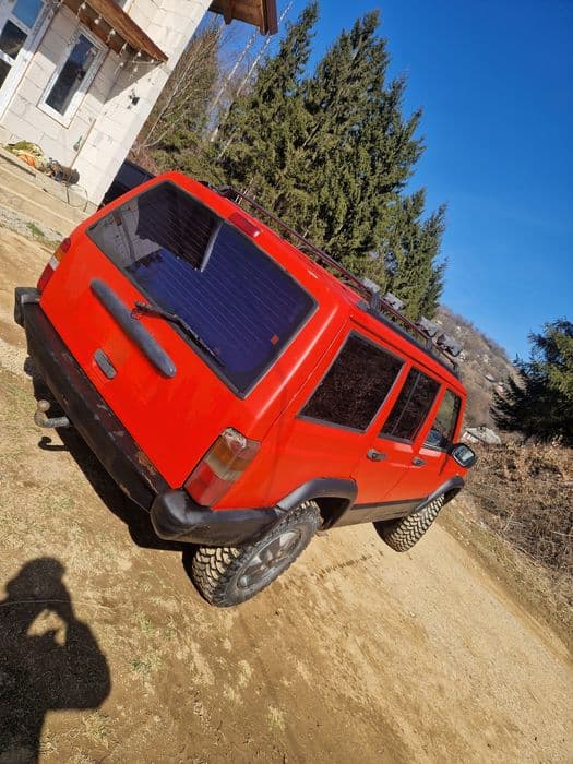Vând jeep cherokee xj 2.5