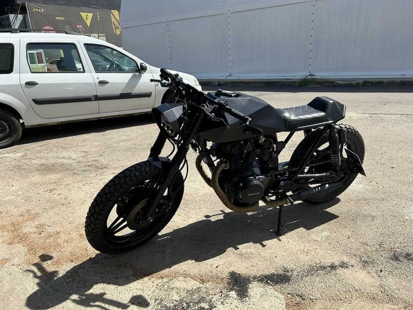 Motocicleta Honda CB400N modificata