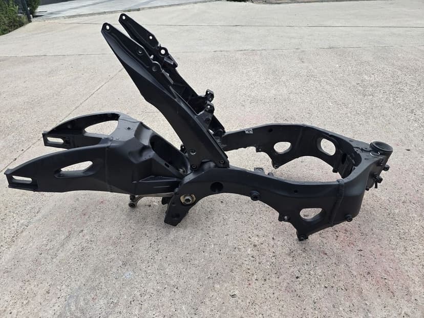 Piese Suzuki gsxr 1000 k7  Cadru cu acte, bascula,instalatie electri