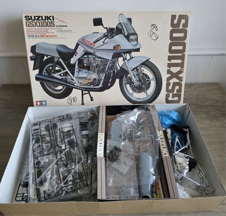 Macheta 1:6 - Tamiya Motocicleta Suzuki GSX1100S 1982 (Model Kit)