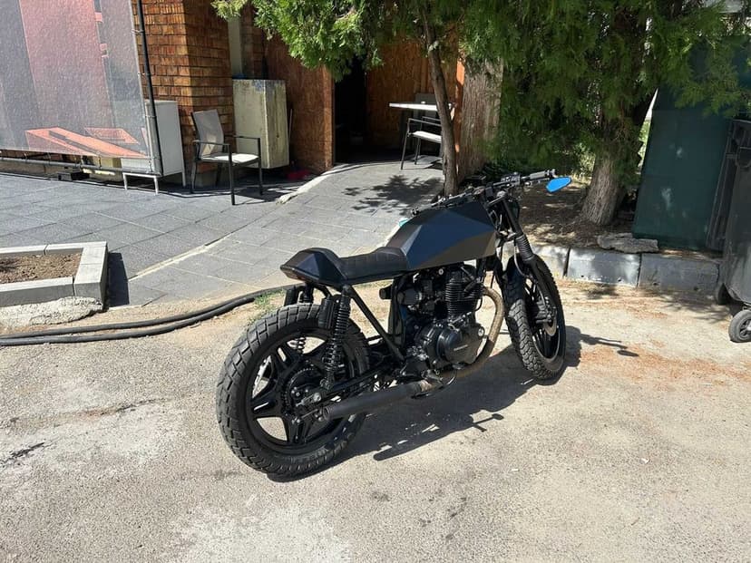 Motocicleta Honda CB400N modificata