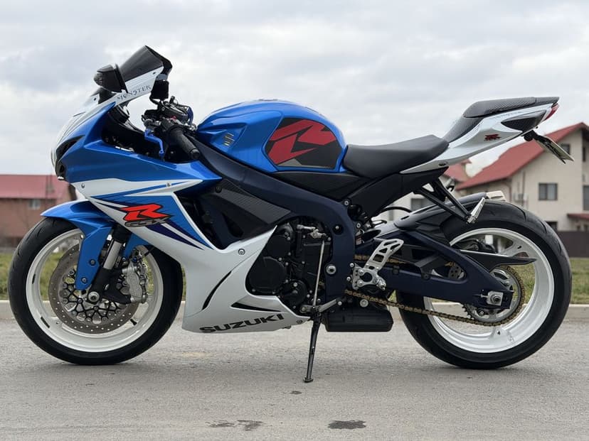 Suzuki GSXR 600 2011 27000 km stare TOP full stock istoric complet