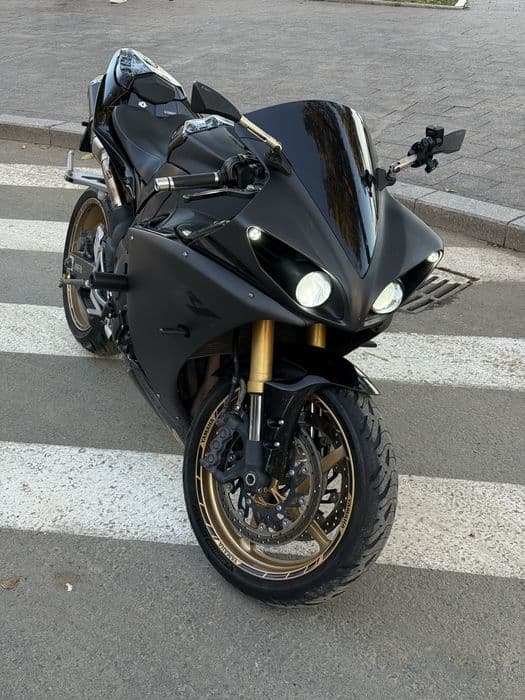 Yamaha R1 Big Bang 2009 - quickshifter, evacuare Akrapovic