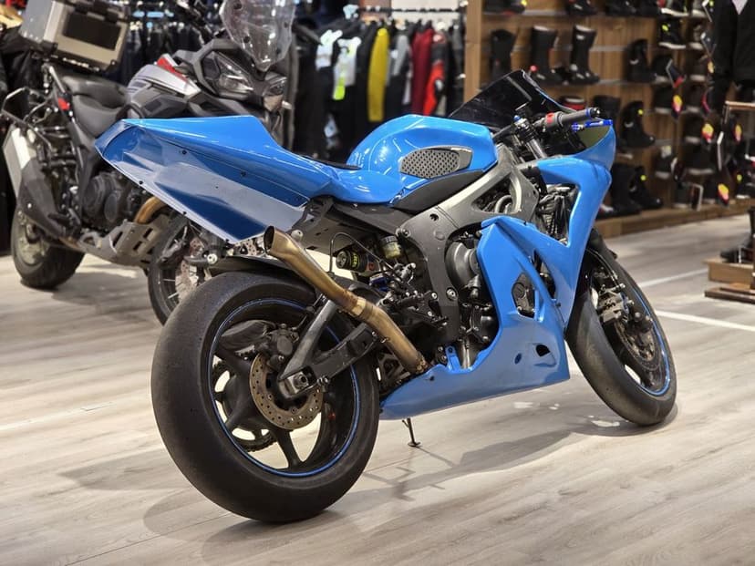 Motocicleta Yamaha R6 2003 pista / circuit, “la cheie”.