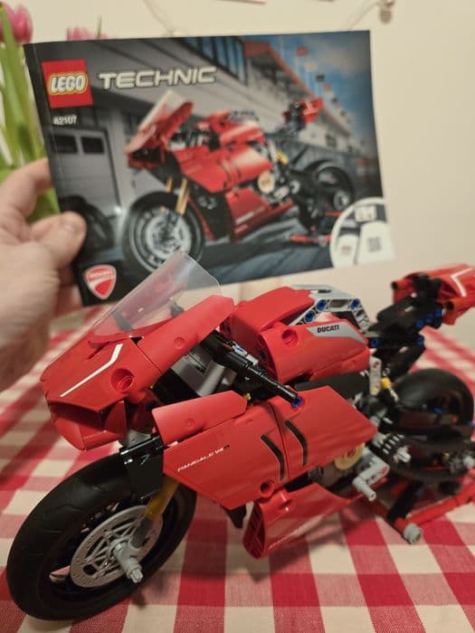 Lego tehnic Ducati Panigale V4R 42107