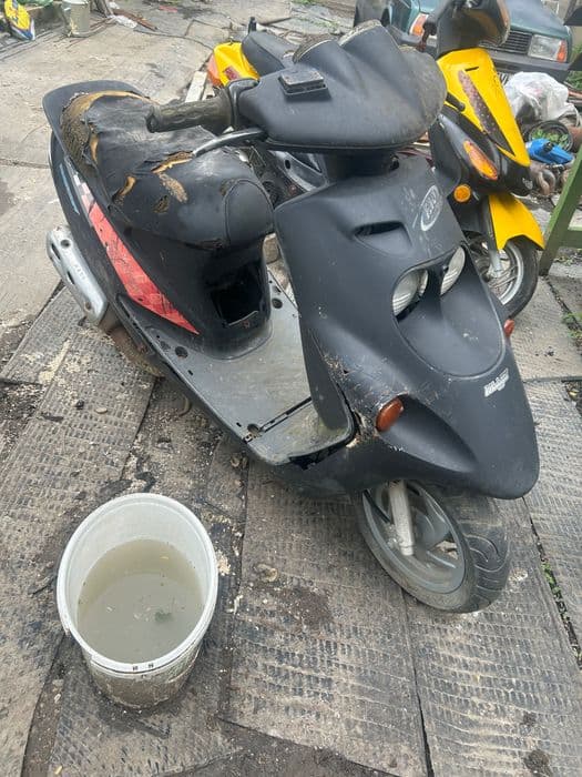 Vând 2 scutere, 500 lei fix, ambele