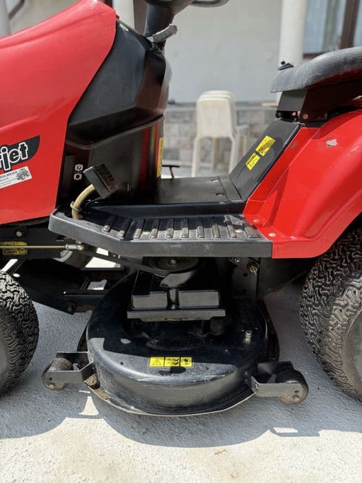 Tractoras tuns gazon iarba