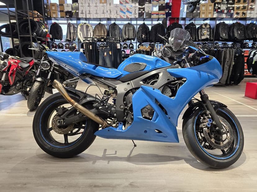 Motocicleta Yamaha R6 2003 pista / circuit, “la cheie”.