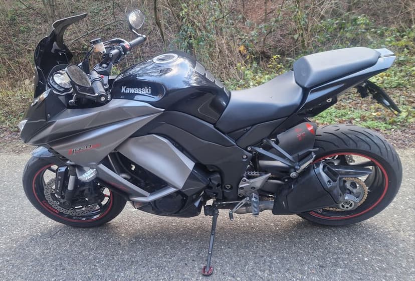 Vând Kawasaki z1000sx în stare buna pret 6500 euro neg