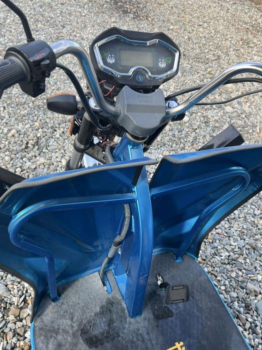 Vand triciclu electric 1,8 KW, 60V - autonomie 40 km- aptoape nou.