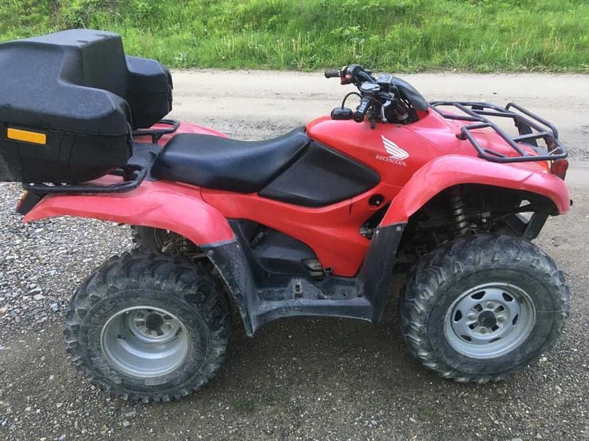 Vand 2 ATV-uri  ( Polaris Hawkeye 300 cm3 / Honda Fourtrax 420 cm3 )