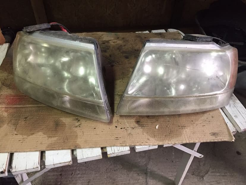 Faruri xenon jeep grand cherokee pret 500 lei setul