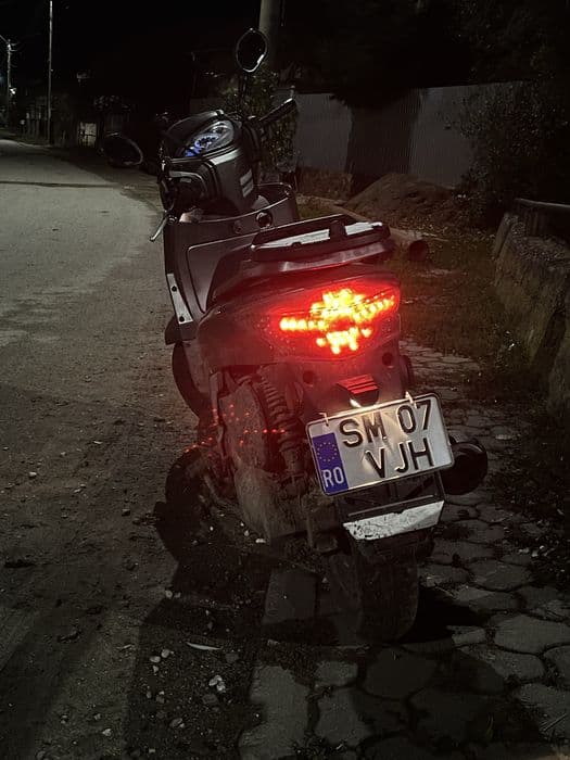 Vand scuter sau scimb cu cross.