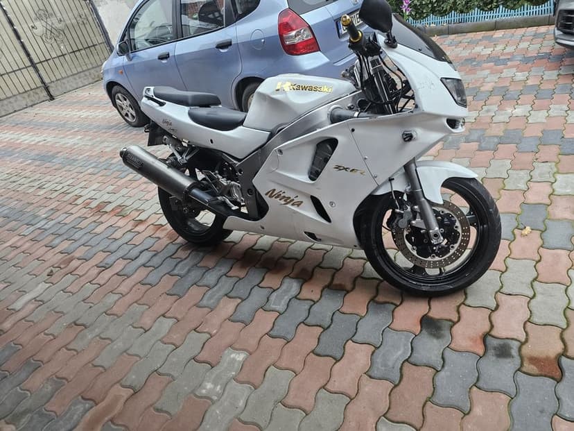 Vând Kawasaki Nija 97  si scuter peugas de 49  din Germania