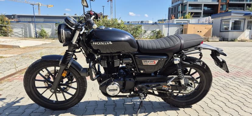 Motocicleta Honda GB 350S cu accesorii originale