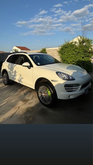 Vand Porsche cayenne. Proprietar