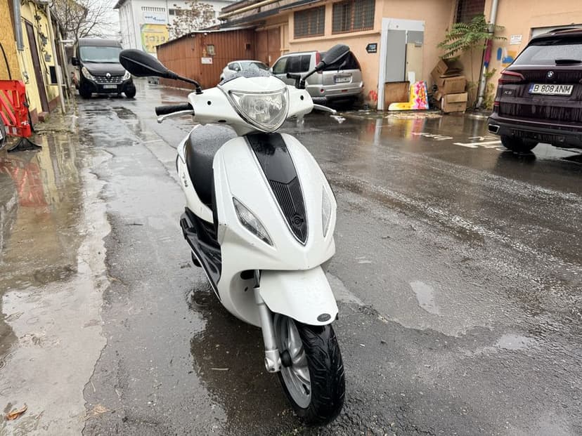 Piaggio New Fly - 25km/h - FARA PERMIS