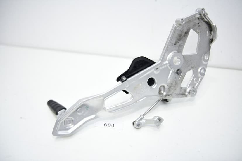 BMW K83 F900R Footrest Hanger stânga 46718404013 suport pentru