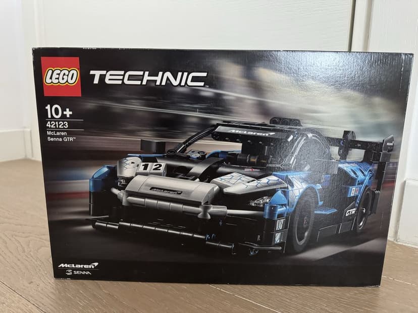 LEGO Technic 42107 Ducati Panigale V4 R si Lego 42123 McLaren