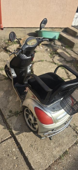 Scuter bătrâni cu baterii noi