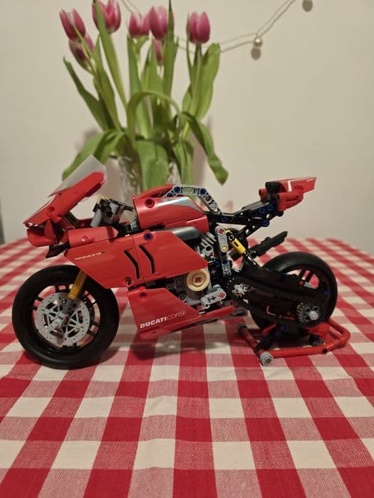 Lego tehnic Ducati Panigale V4R 42107