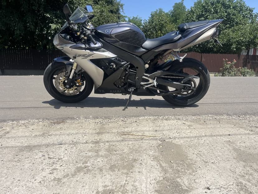 Vand sau schimb Yamaha r1 RN12