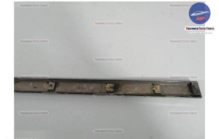 Ornament Cromat Dreapta Fata original Jeep  Cherokee  KK [2007 - 2013]